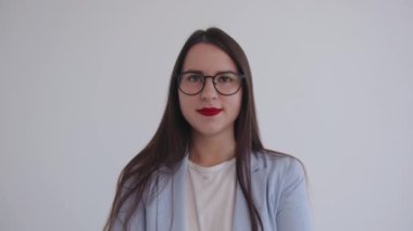 Olağanüstü genç bir iş kadını şaşkınlığını ve şaşkınlığını yüz ifadeleriyle ifade eder. İnsani duygular. Kadın gücü