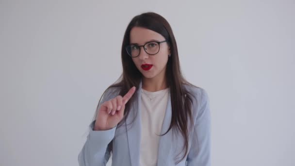 En självsäker ung affärskvinna står på en vit bakgrund och visar med gester och sitt huvud att ingen — Stockvideo