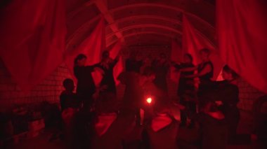 Minsk, Belarus, 9 Ocak 2022: Komünizmin otokrasisi hakkında bir gösteride kirli elleri olan bir grup insan içinde dansçı