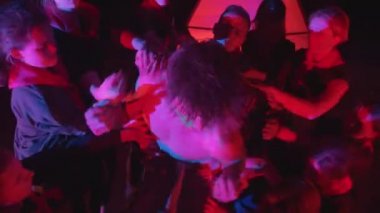 Minsk, Belarus, 9 Ocak 2022: Dansçı yenilikçi bir performansla insan eli çemberini kırmaya çalışıyor. Yukarıdan bak. Devrim metaforu. Cazibenin üstesinden gelme konsepti