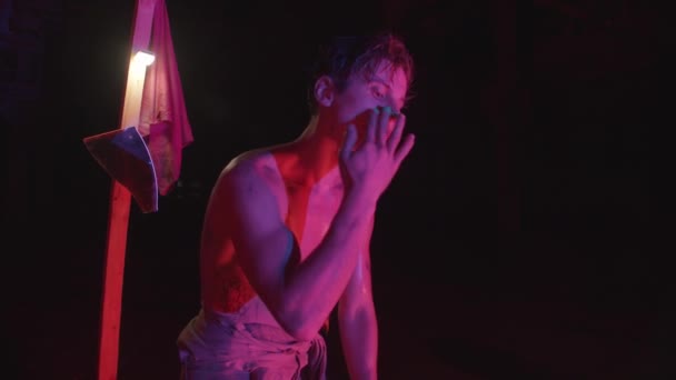 A young actor dances and smears his body with paint in the performance about communist regime — Stock Video