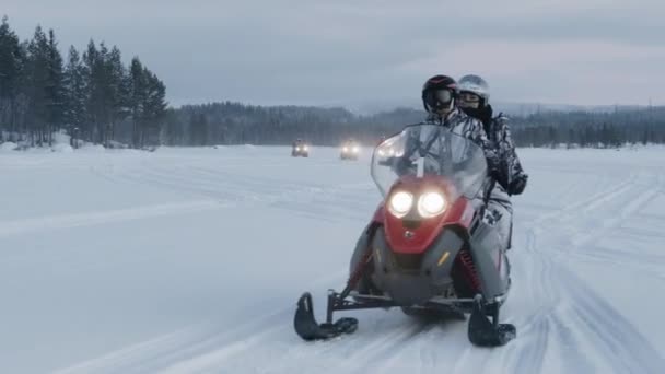 Region Murmańska, Rosja - 10 stycznia 2021: Turyści jeżdżą skuterami śnieżnymi i quadami po śniegu. Zwolniony ruch — Wideo stockowe