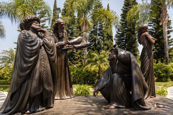 Скульптурная композиция в Хрустальном соборе
