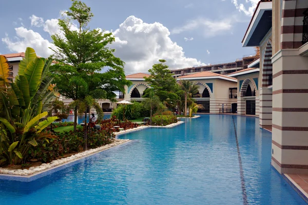 Piscina no hotel de luxo — Fotografia de Stock