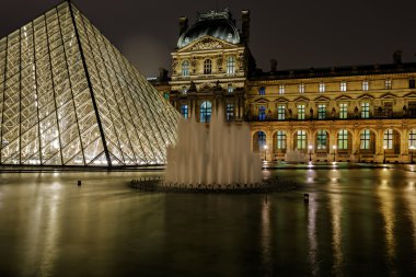 ve pavillon Louvre piramit richelieu