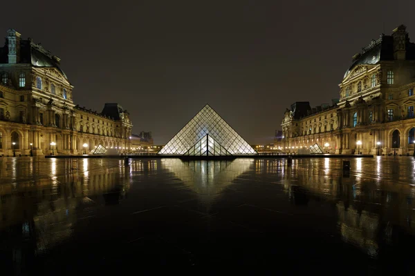 Pirámide del Louvre y Pavillon Richelieu —  Fotos de Stock