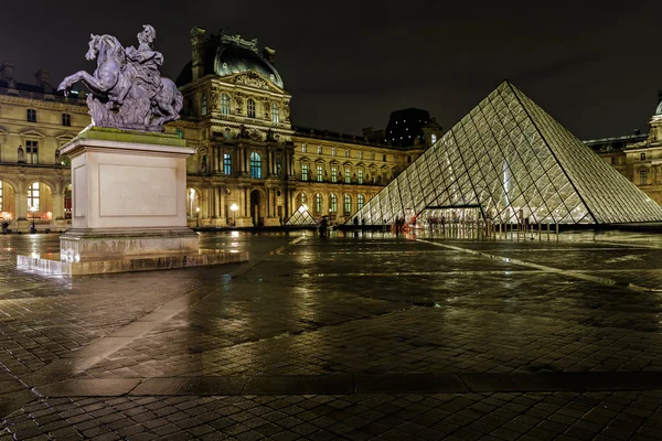 Louvre Pyramid and Pavillon Richelieu — Stock Photo, Image