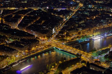 Paris şehir gece görünümü