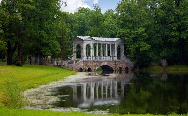 Ponte di marmo nel parco Tsarskoye Selo, Russia — Foto Stock