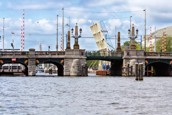 Мост по Амстердамскому каналу . — стоковое фото