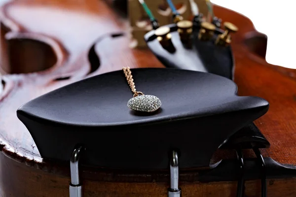 Stare skrzypce z perłą — Zdjęcie stockowe