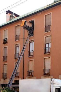 Asansör ile hareketli araç