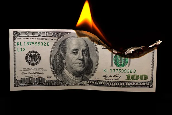 Dólares em chamas — Fotografia de Stock