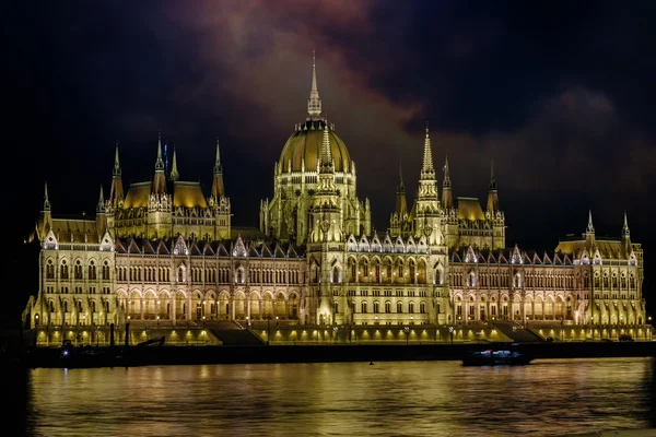 Maďarský parlament v Budapešti v noci — Stock fotografie