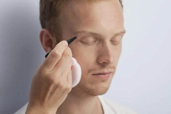 Tratamiento cosmético facial del hombre . —  Fotos de Stock