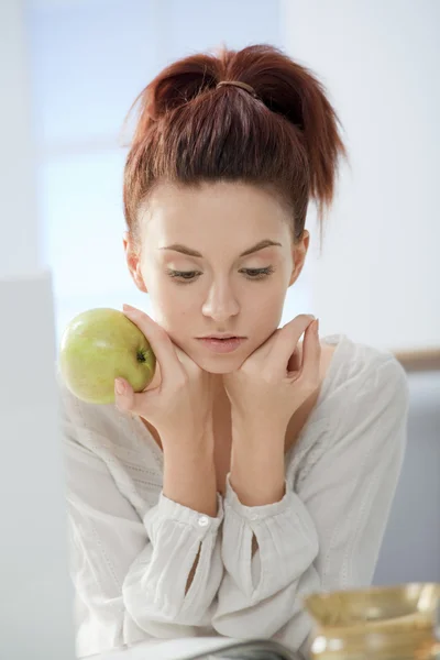 Ragazza con mela . — Foto Stock