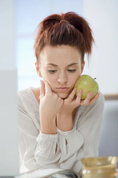 Flicka med äpple. — Stockfoto