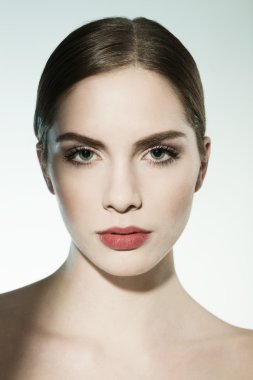 genç bir kadın kameraya bakarak yakın çekim Güzellik Portresi.