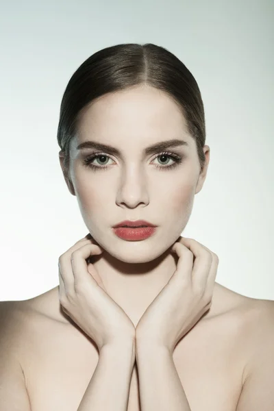 Gros plan portrait de beauté d'une jeune femme regardant la caméra . Photo De Stock