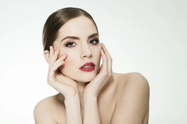 Retrato de belleza de cerca de una mujer joven mirando la cámara . — Foto de Stock