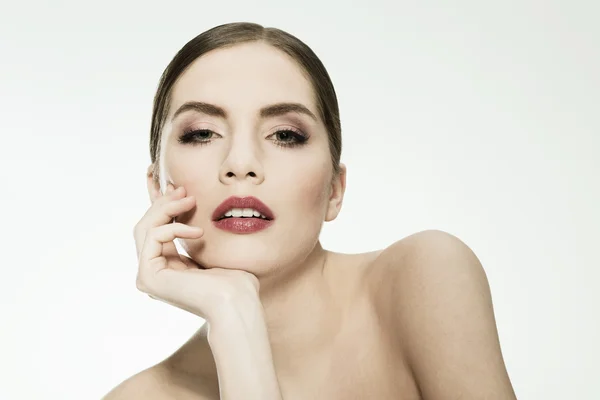 Retrato de belleza de cerca de una mujer joven mirando la cámara . — Foto de Stock