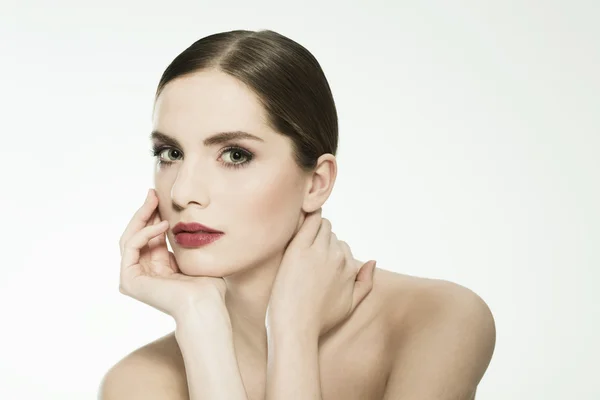 Retrato de belleza de cerca de una mujer joven mirando la cámara . — Foto de Stock