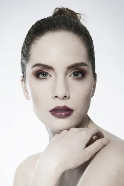 Close-up schoonheid portret van een jonge vrouw. — Stockfoto