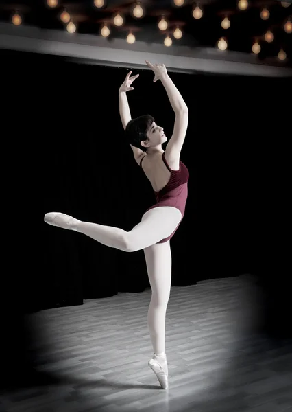 Bailarina bailando en el oscuro estudio —  Fotos de Stock