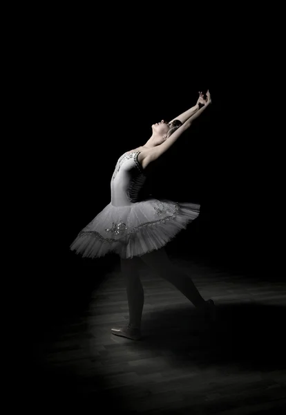 Bailarina bailando en el oscuro estudio —  Fotos de Stock