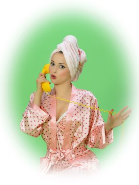 Duş sonra güzel bir pin-up kadın 