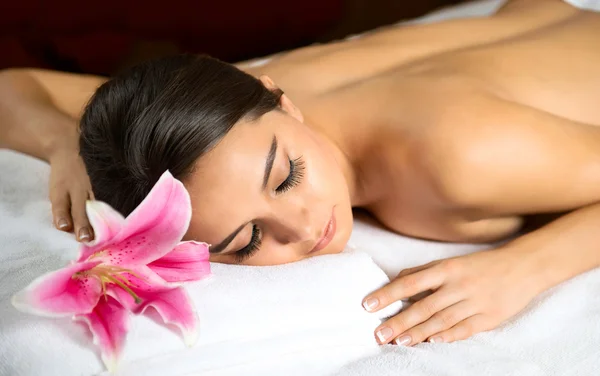 Hermosa mujer en el salón de spa — Foto de Stock