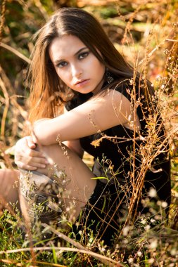 gün batımında alanda güzel bir kadın