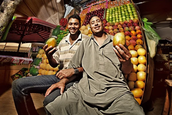 Vendedores de frutas no mercado no Egito — Fotografia de Stock