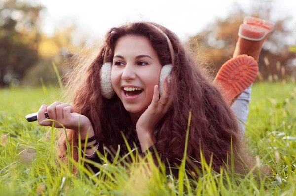 Chica acostada en la hierba, riendo — Foto de Stock