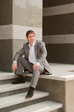 basamaklarında oturan işadamı