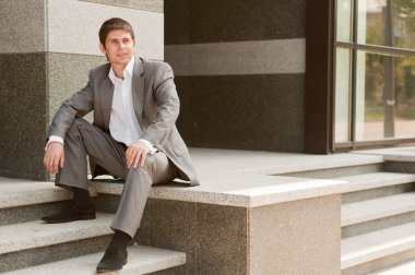 işadamı iş merkezinin basamaklarda