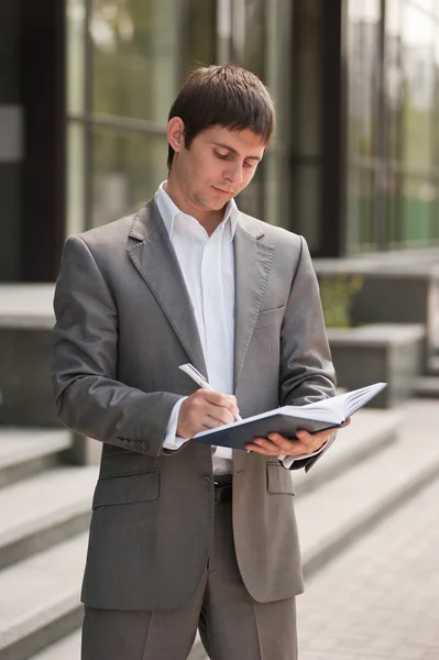 Geschäftsmann mit Notizbuch — Stockfoto