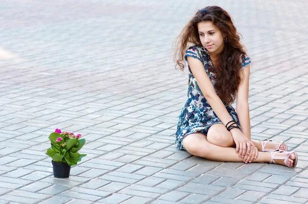 Mädchen und eine Blume — Stockfoto