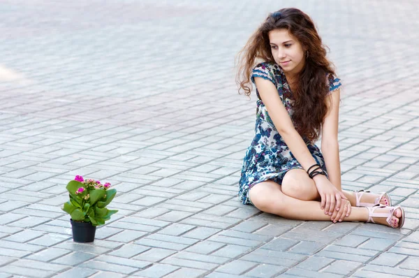 Menina e uma flor — Fotografia de Stock