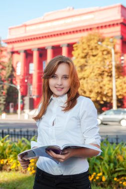 Öğrenciler üniversite bina yakınındaki