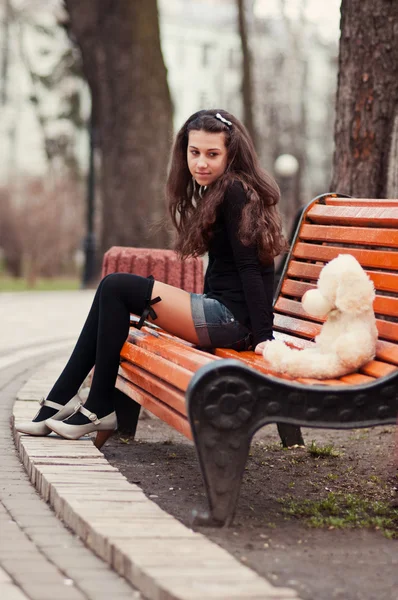 Mädchen mit einem Stofftier — Stockfoto