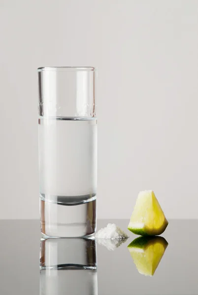 bir dilim limon ile bir bardak tekila