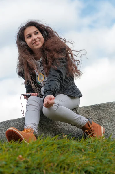 Chica escuchando música y sonriendo — Foto de Stock