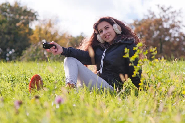 Flickan liggande i gräset, skrattar — Stockfoto