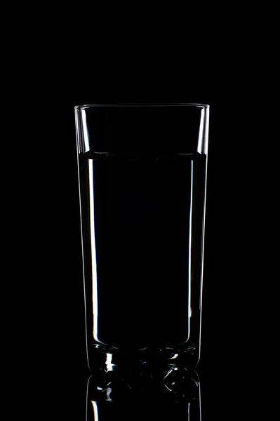 Eau en verre isolé sur fond noir — Photo