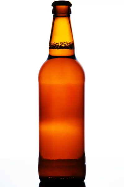 Garrafa de cerveja em um fundo branco — Fotografia de Stock