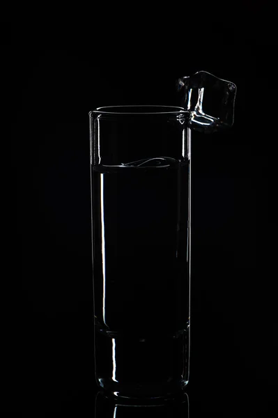 水と氷の黒の背景上のガラス — ストック写真