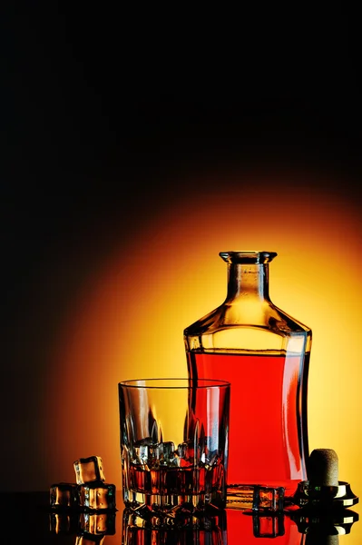 Botella de whisky y vidrio — Foto de Stock