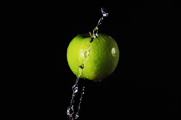 Salpicadura de agua de manzana verde sobre fondo negro —  Fotos de Stock