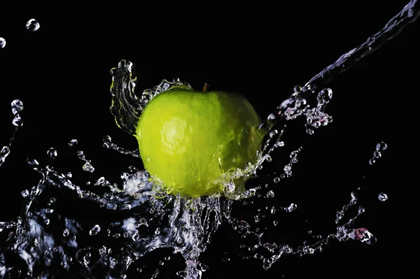 Acqua di mela verde spruzzata su sfondo nero — Foto Stock